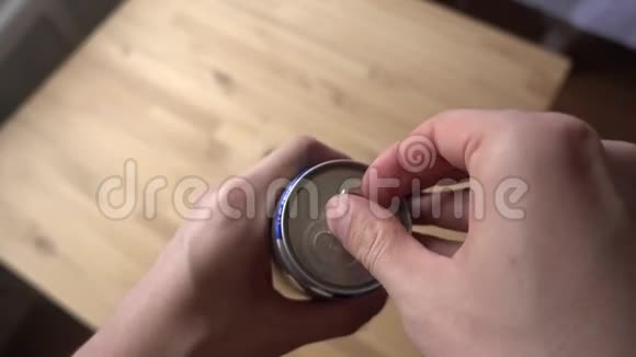 打开一罐苏打水或啤酒近距离观察视频的预览图