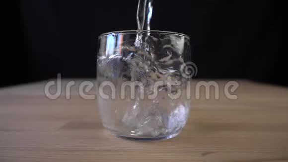 将新鲜干净的水倒入玻璃杯中健康和饮食的概念缓慢视频的预览图