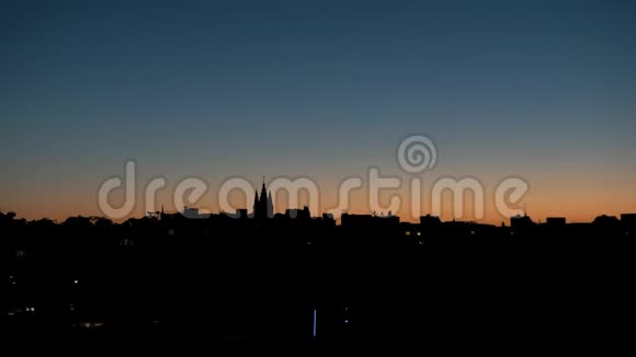 日落时的旧城市天际线剪影在框架的中心是罗勒卡教堂视频的预览图