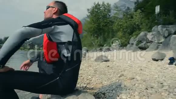 卡雅克躺在岩石湖畔视频的预览图