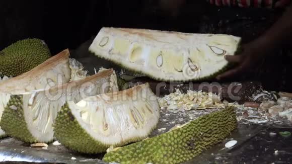 在斯里兰卡当地的水果和蔬菜市场切割和销售成熟的菠萝蜜视频的预览图