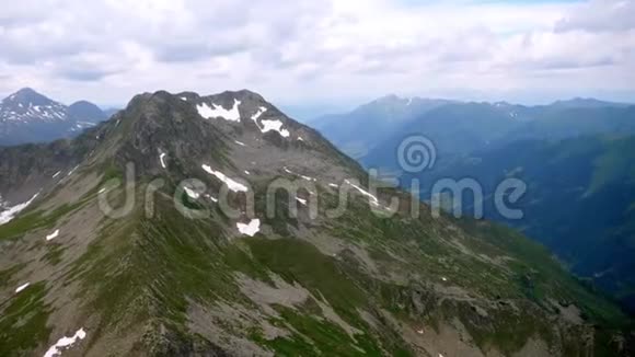 奥地利高山山峰会鸟瞰图视频的预览图