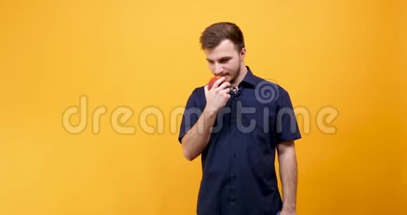 小帅哥吃红苹果视频的预览图
