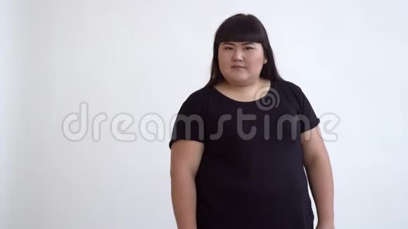 亚洲胖女孩的肖像拒绝愤怒的年轻女孩说不视频的预览图