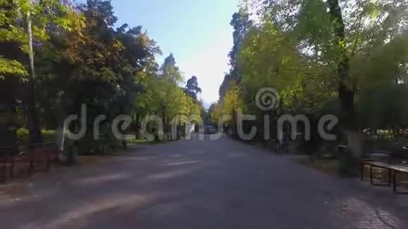 在郊区的一个休闲公园里的一条人行道的鸟瞰图视频的预览图