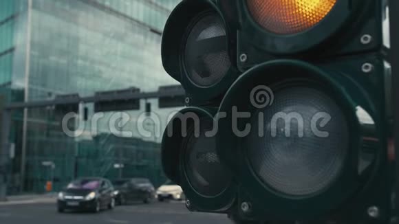 慢动作在德国首都柏林的十字路口有一个典型的红绿灯黄色和视频的预览图