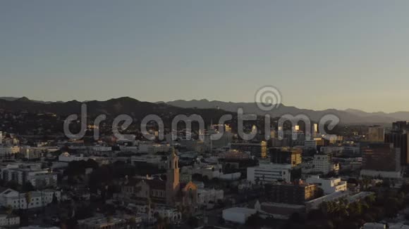 日出时加州好莱坞的无人机景视频的预览图