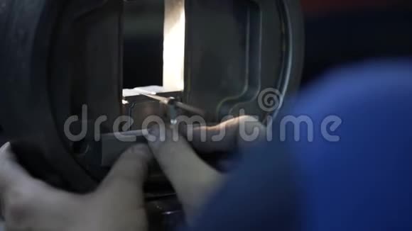 工程师检查铝金属型材生产的质量模具生产复杂轻质挤压视频的预览图