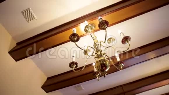 一家餐馆的漂亮吊灯也可能是高级酒吧或客厅的内部视频的预览图