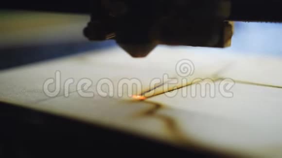 激光切割设计的零件来自木材胶合板的激光切割21世纪的技术视频的预览图