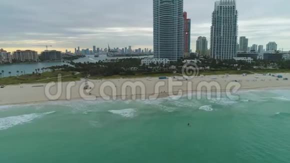 迈阿密南海滩和迈阿密市中心鸟瞰图视频的预览图