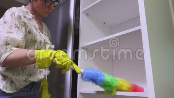 女人清洁衣橱视频的预览图