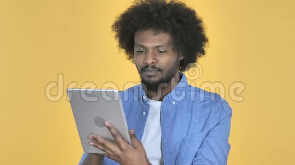 非裔美国人浏览互联网使用平板电脑视频的预览图