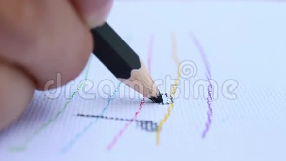 艺术家用手画紫色铅笔在白纸背景上写字视频的预览图