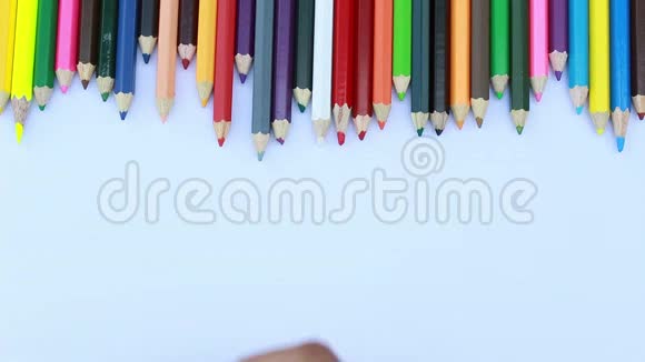 亚洲女性使用红色在白纸上用彩色铅笔在波浪下写着五颜六色的单词视频的预览图