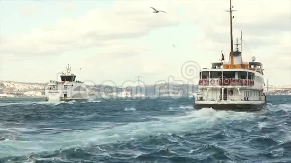 博斯普鲁斯运河里美丽的旅游船桥的背景上的旅游船土耳其伊斯坦布尔视频的预览图