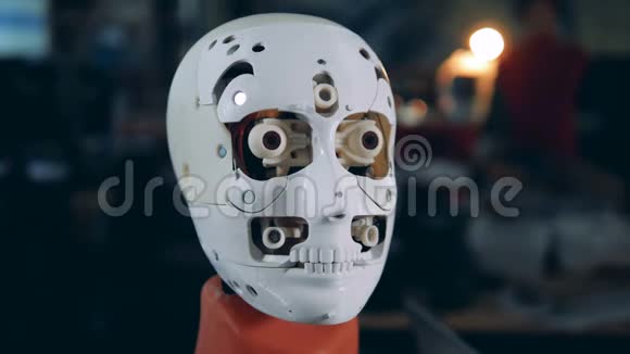 机器人移动它的眼睛和舌头闭上视频的预览图
