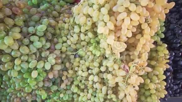 不同新鲜水果白葡萄和红葡萄及梨在本地农场食品市场视频的预览图
