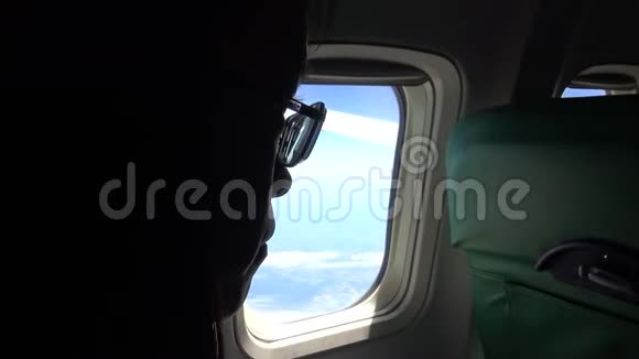 4K亚洲年轻漂亮女孩在飞机飞行时从窗户向外看视频的预览图