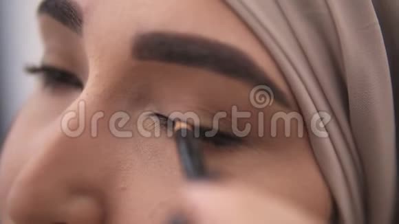 一个年轻的穆斯林妇女用黑色眼罩在她的眼皮上做一个箭头令人惊讶的眼神视频的预览图