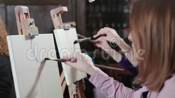 很容易女人在画布上画一朵玫瑰艺术学校视频的预览图