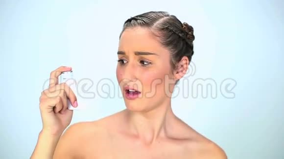 女人有哮喘视频的预览图