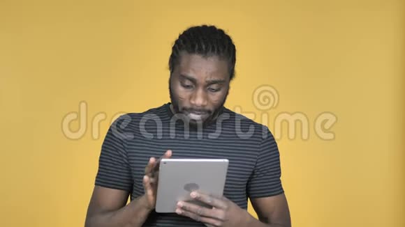 非洲男子随意浏览互联网使用平板电脑视频的预览图
