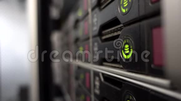 HDD服务器机架大数据中心绿色眨眼视频的预览图