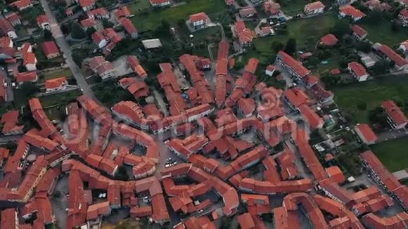 无人机飞过意大利的中世纪小镇视频的预览图
