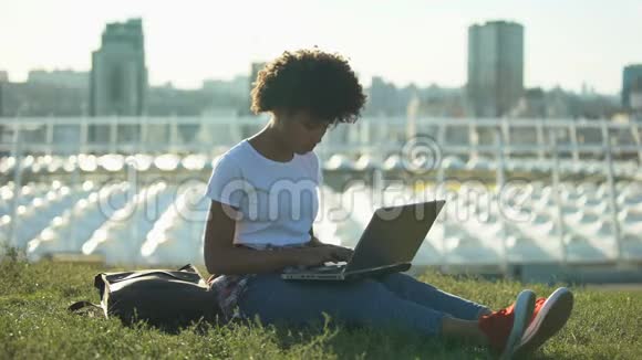 美丽的美国黑人女性自由职业者在笔记本电脑上工作喝咖啡视频的预览图