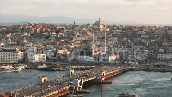 晚上的蓝色清真寺和MarcheYeniCami斯坦布尔大教堂和金角海峡的宽阔框架视频的预览图