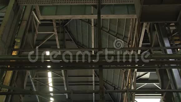 仓库的天花板视频的预览图