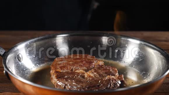 在煎锅上煮火烧肉慢镜头高清高清视频的预览图