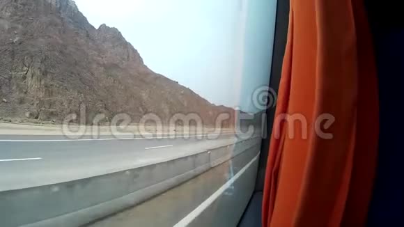 埃及沙漠从巴士上可以看到视频的预览图
