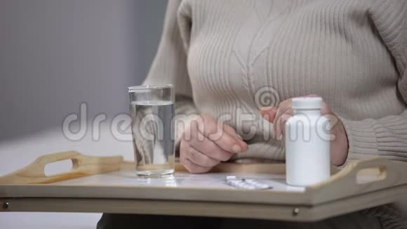 哭的老年妇女吃药患有不治之症住院视频的预览图