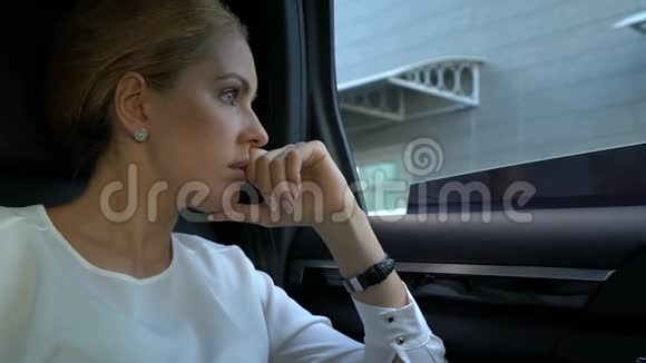 工作过度的商务女性关闭车窗厌倦了整天的工作压力很大视频的预览图