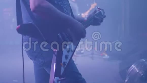 吉他手在摇滚音乐会上当着观众的面表演视频的预览图
