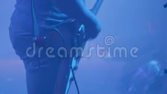 吉他手在摇滚音乐会的观众面前演奏视频的预览图