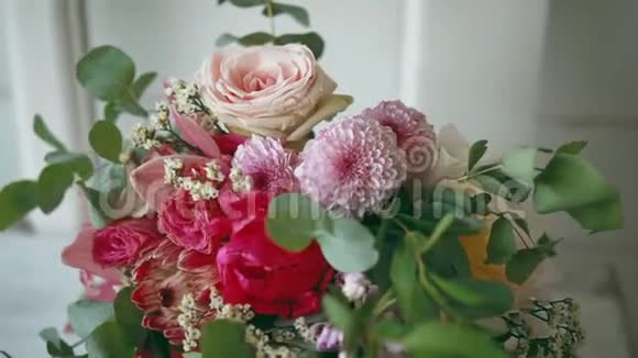 美丽的牡丹和玫瑰花束在窗台上风在吹花视频的预览图