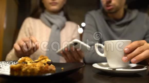 男女朋友坐在咖啡馆里一起享受时光交谈视频的预览图