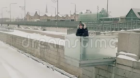 在一个小镇1080p25fps附近的冬季河畔的河边直升机上的男性视频的预览图