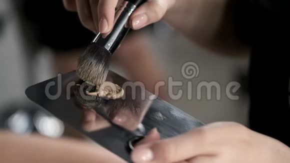 美容院女性手提刷子特写视频的预览图