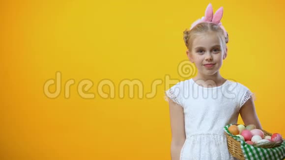 复活节快乐短信可爱的小兔子耳朵里放着鸡蛋篮子竖起大拇指视频的预览图