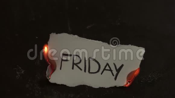 星期五写在白纸上的字烧伤带着烟雾和灰烬的火焰视频的预览图