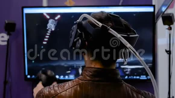 男子使用虚拟现实耳机玩动作射击游戏视频的预览图