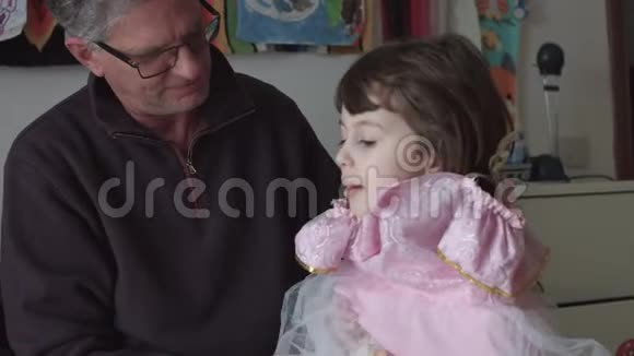 爸爸把女儿打扮成粉红色的仙女慢动作SF视频的预览图