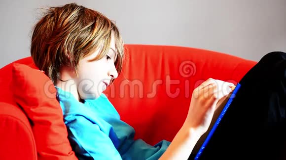 孩子读一本书视频的预览图