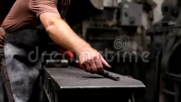 铁匠在铸造金属视频的预览图