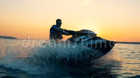 一名专业人士驾驶他的水上滑板车在海上航行视频的预览图