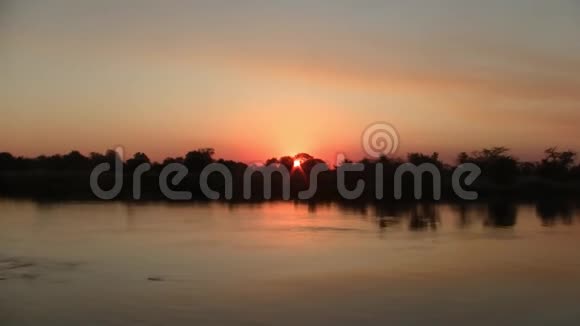 纳米比亚奥卡万戈河浪漫日落视频的预览图